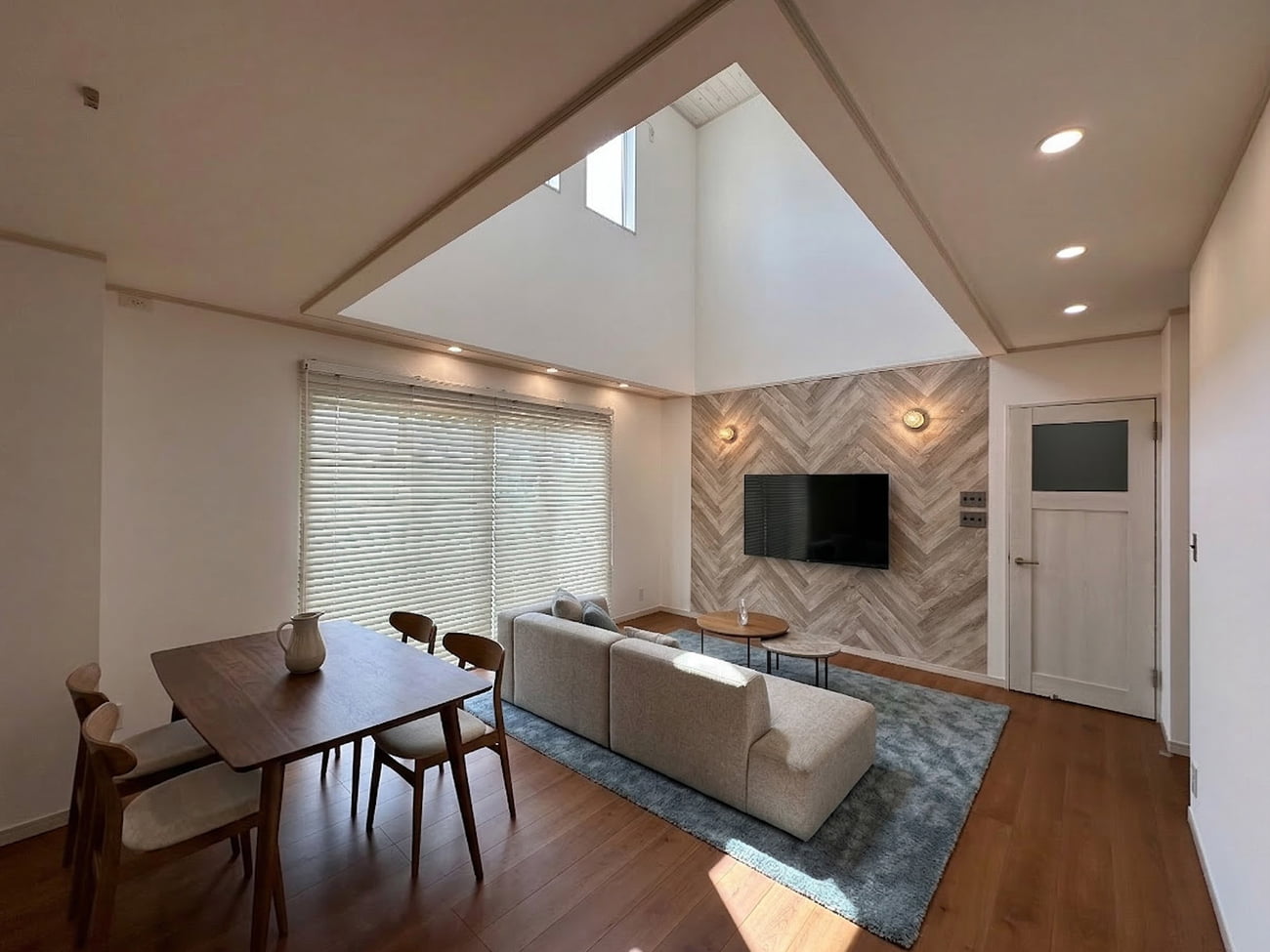 陽光が降り注ぐ「リビング吹き抜け」とこだわりの内装