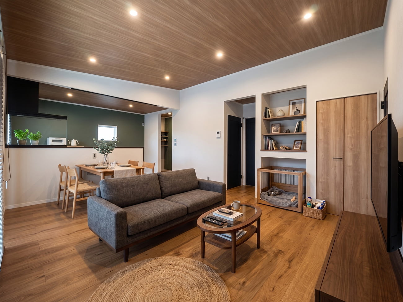 夫婦とペットが寛ぐ、勾配天井の広々空間