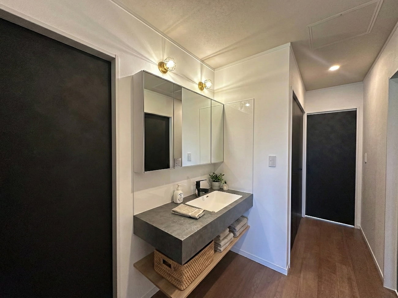 魅せるペニンシュラキッチンと造作洗面