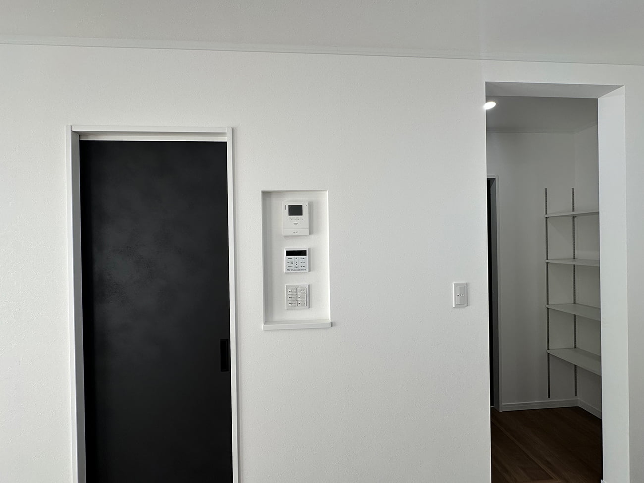 魅せるペニンシュラキッチンと造作洗面