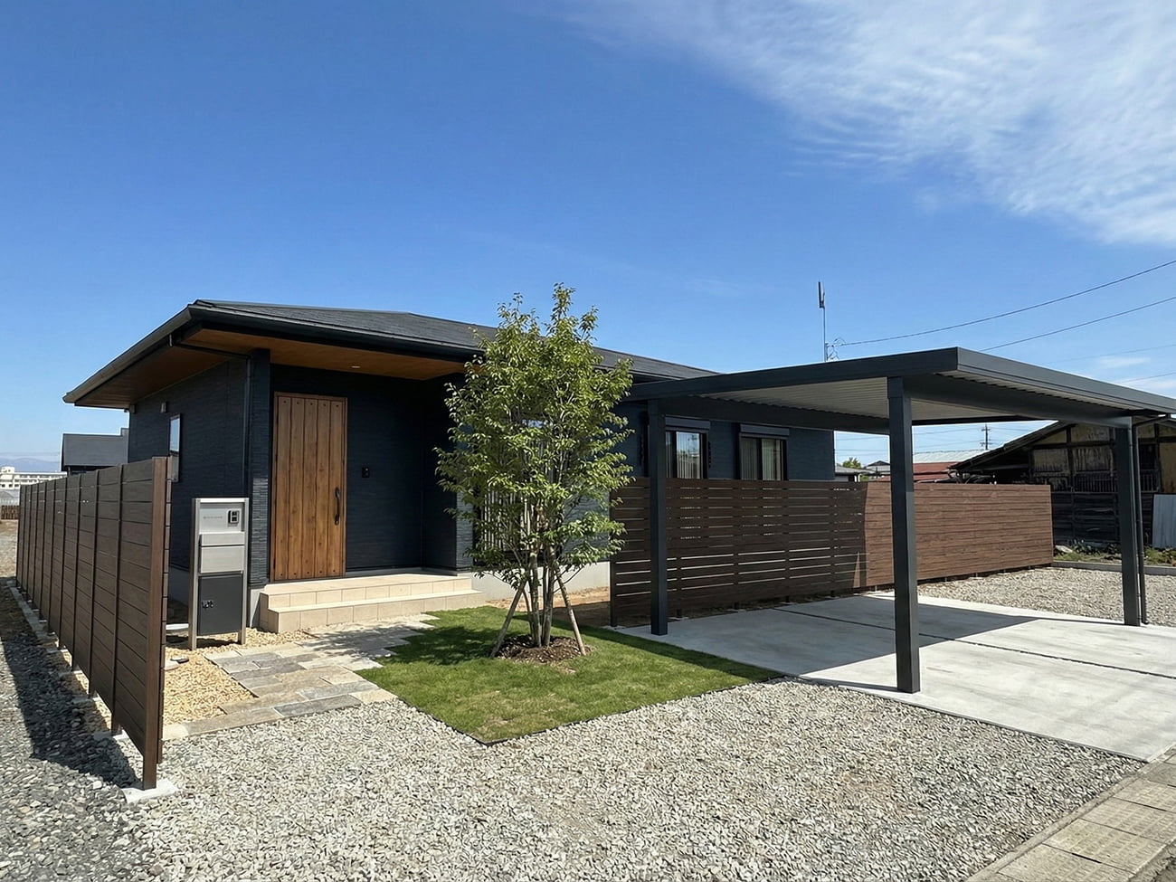 洗練の「黒」と温もりの「木」。無駄のない動線が暮らしを豊かにする、デザイン平屋。の施工例画像