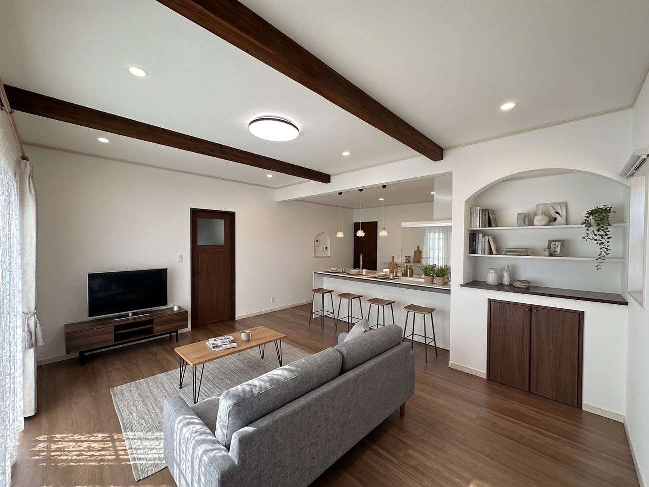 木の温もりを感じる、梁見せ仕様の広々リビング