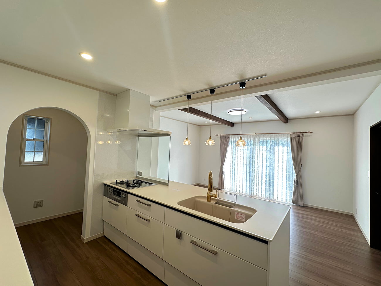 木の温もりを感じる、梁見せ仕様の広々リビング