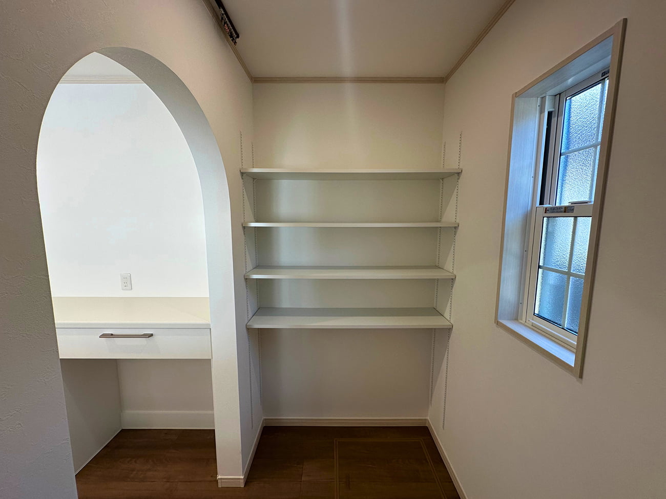 空間を優しく繋ぐ「アーチ造作」と、こだわりの洗面台