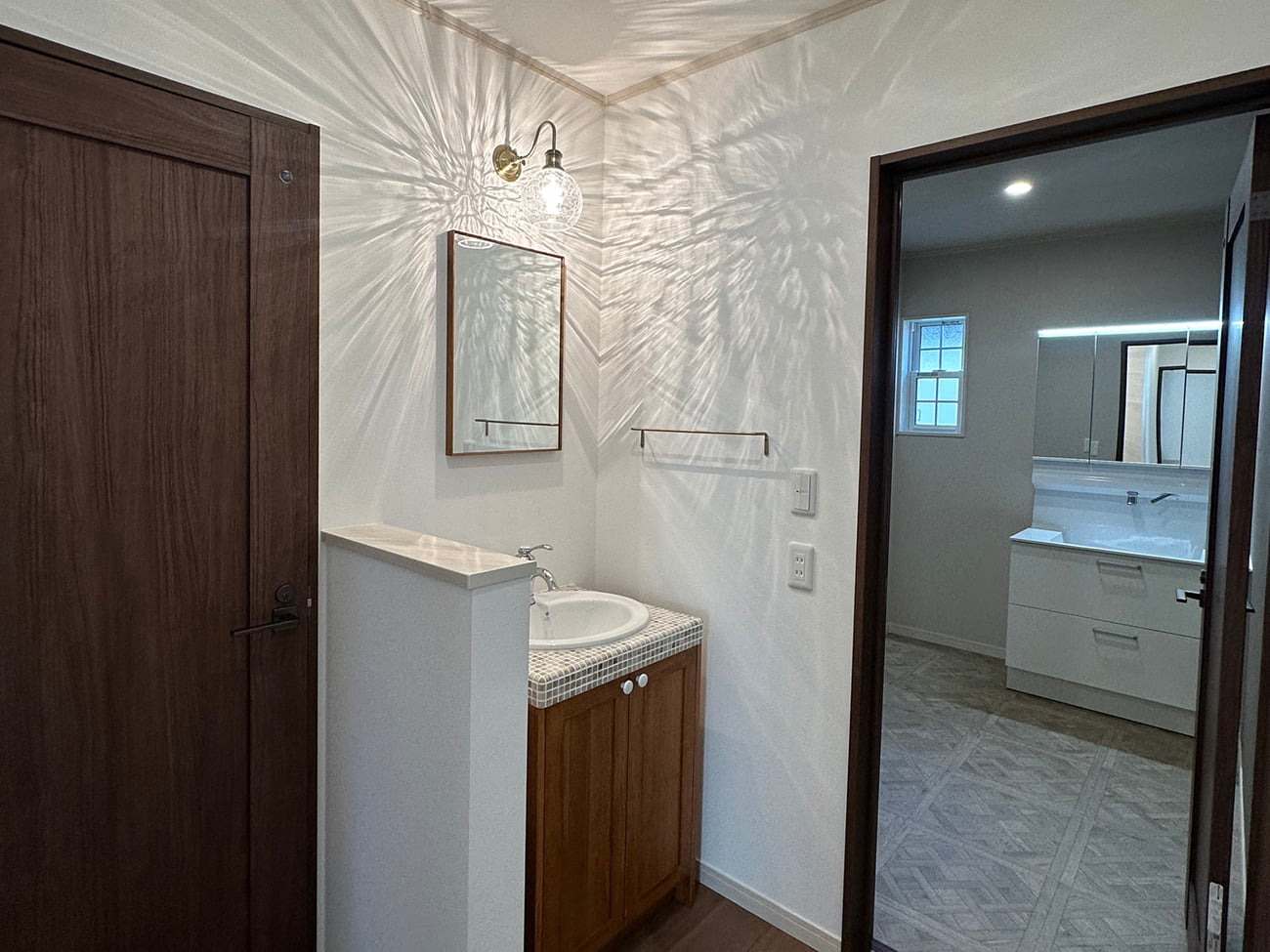 空間を優しく繋ぐ「アーチ造作」と、こだわりの洗面台