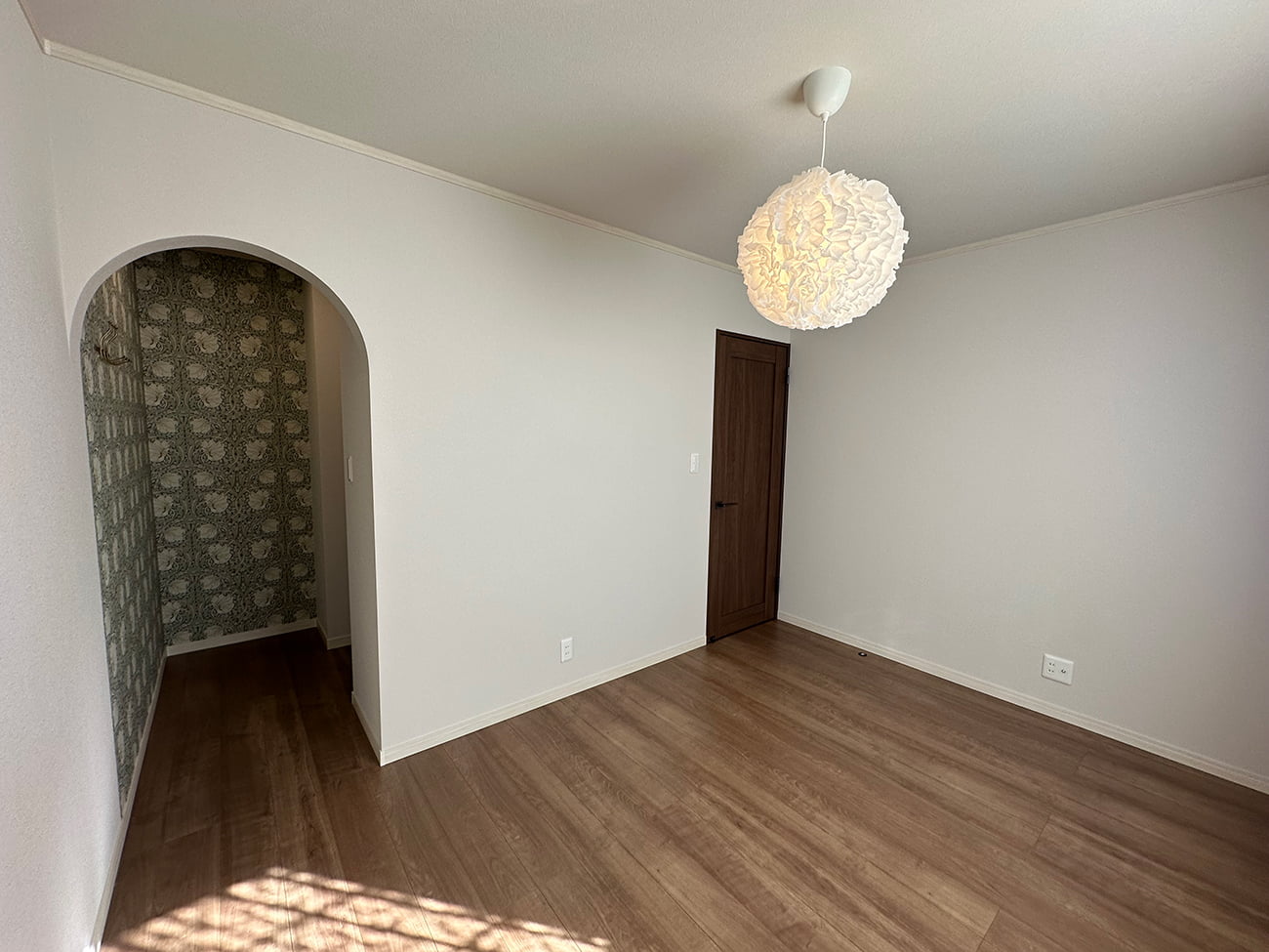 空間を優しく繋ぐ「アーチ造作」と、こだわりの洗面台