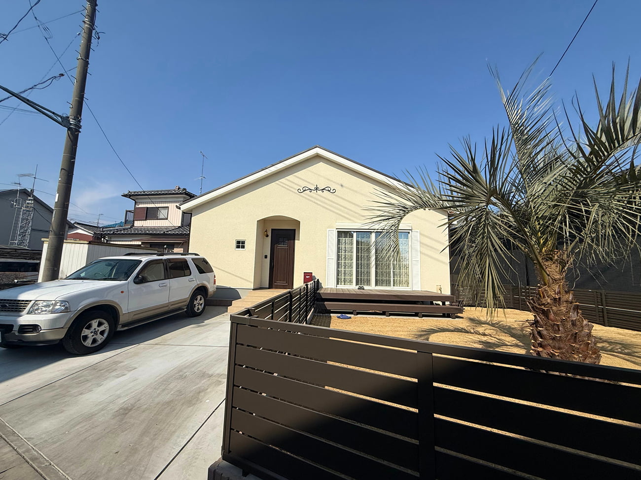 梁の見える広々リビングで寛ぐ休日。アーチと美しい外壁が彩る27坪の2LDK。の施工例画像