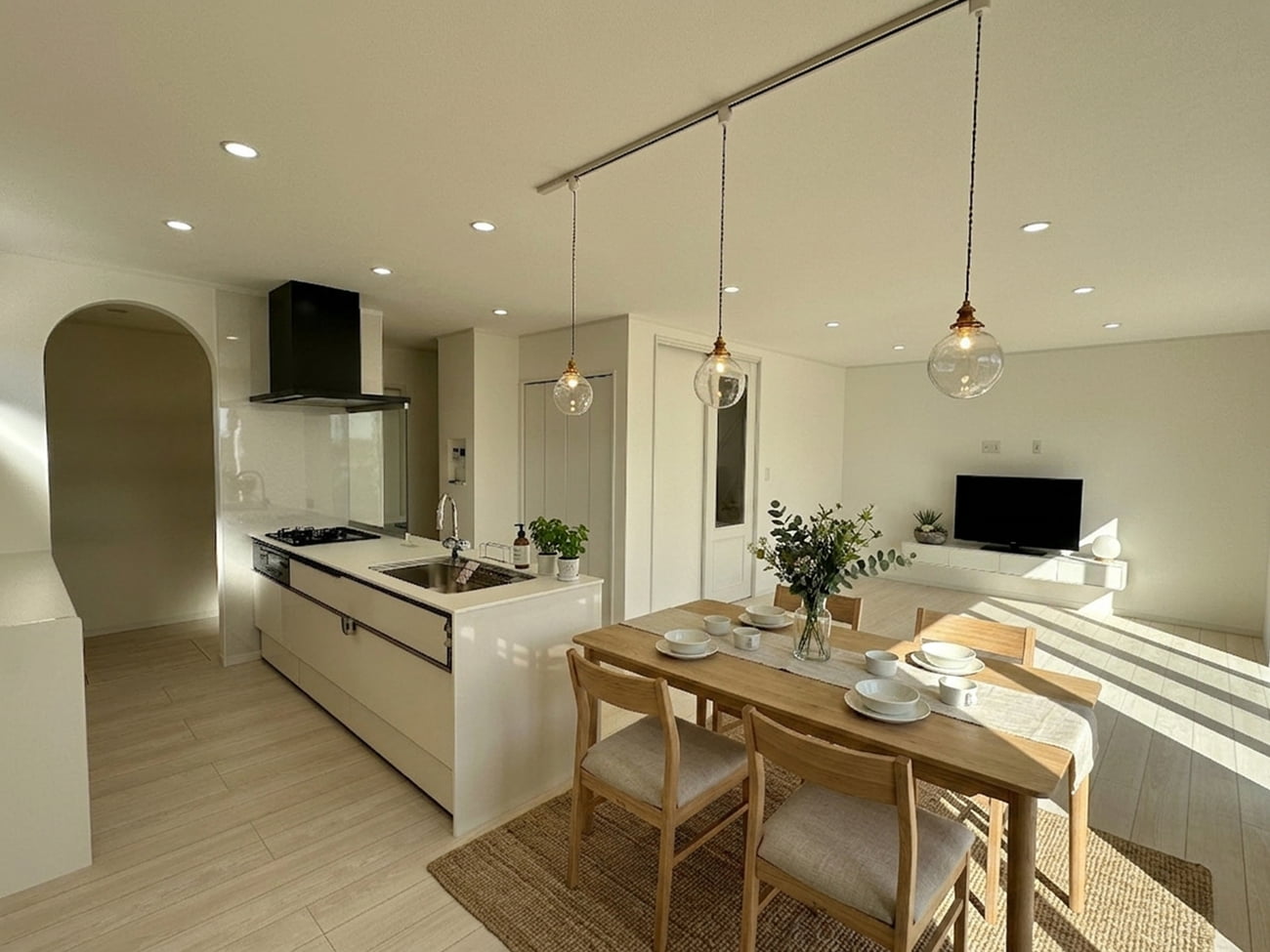 白を基調とした、たっぷりの陽光が降り注ぐ20帖のLDK