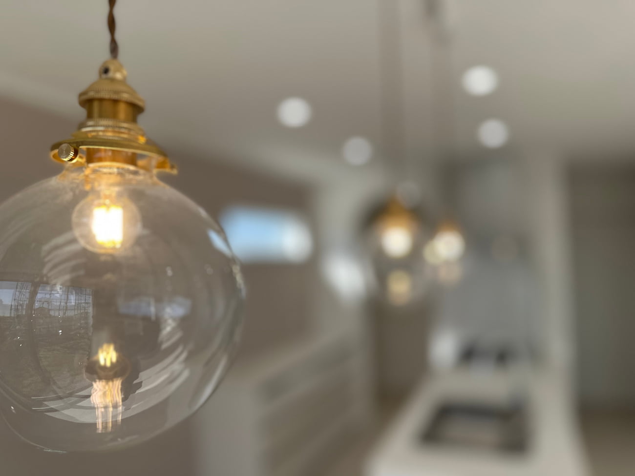 白を基調とした、たっぷりの陽光が降り注ぐ20帖のLDK