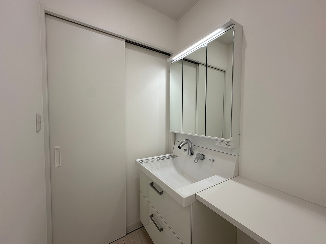 キッチン裏のアクセントクロスと、家事を助ける間取り