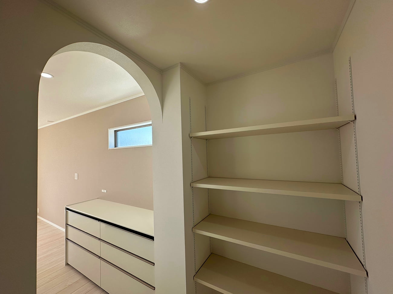 キッチン裏のアクセントクロスと、家事を助ける間取り