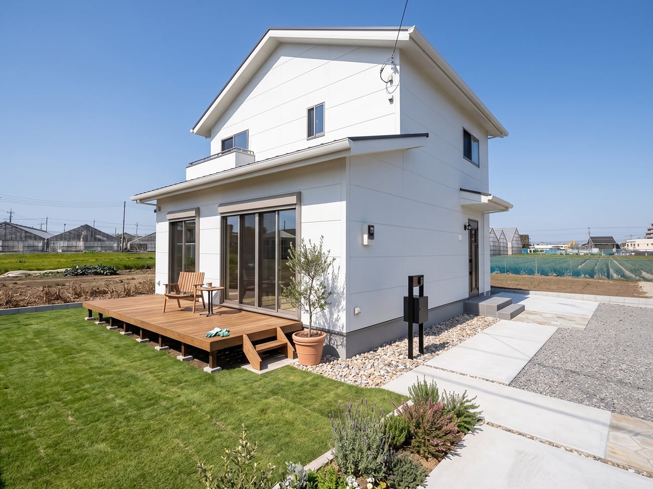 陽光溢れる白の20帖LDKに集う。土間収納でスッキリ暮らす32坪の家。の施工例画像