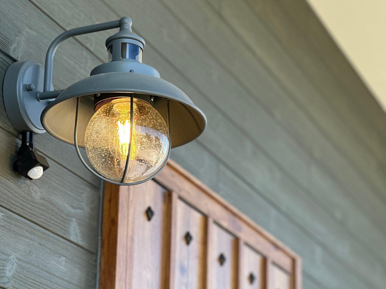 愛猫が窓からお出迎え。遊び心満載のキャットウォーク