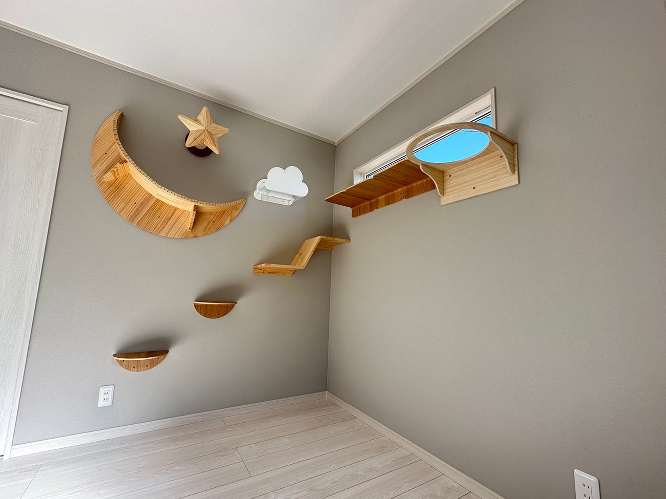 愛猫が窓からお出迎え。遊び心満載のキャットウォーク