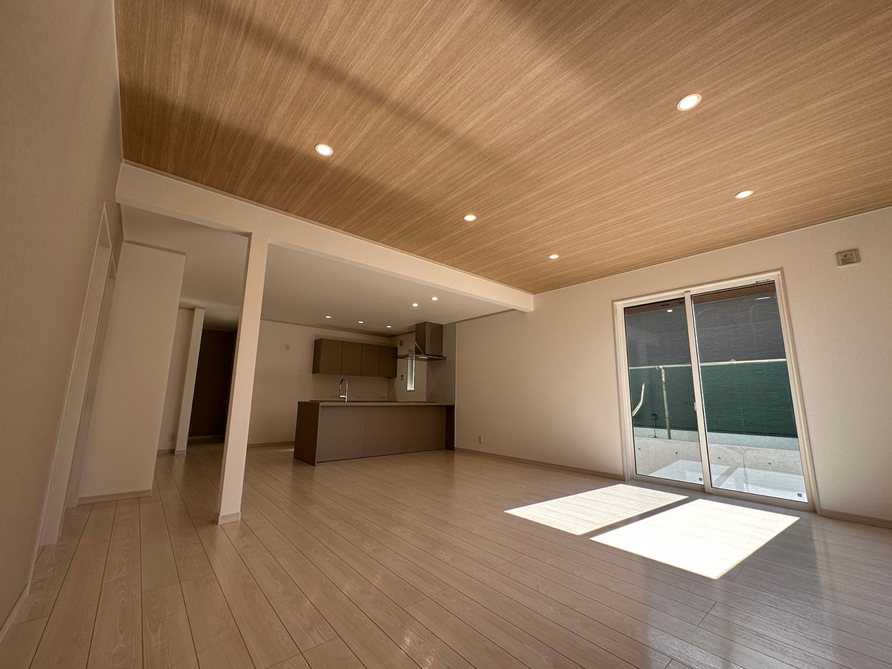 木目天井が美しい、陽光あふれる25帖の大空間LDK