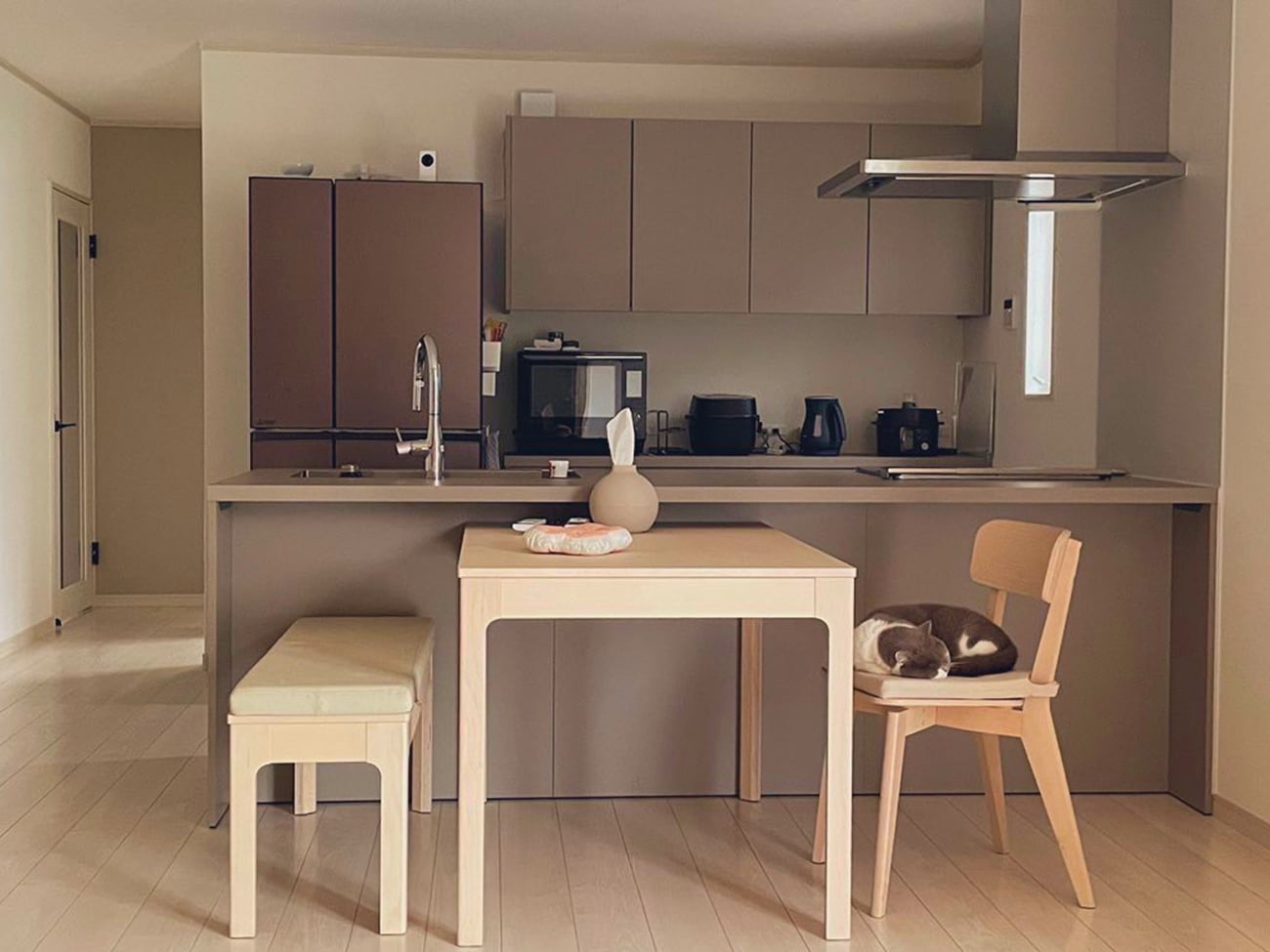 木目天井が美しい、陽光あふれる25帖の大空間LDK