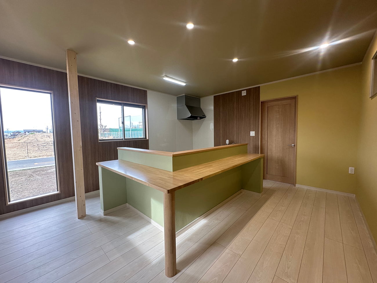 温かみのある店舗スペースと、家族を繋ぐ内窓