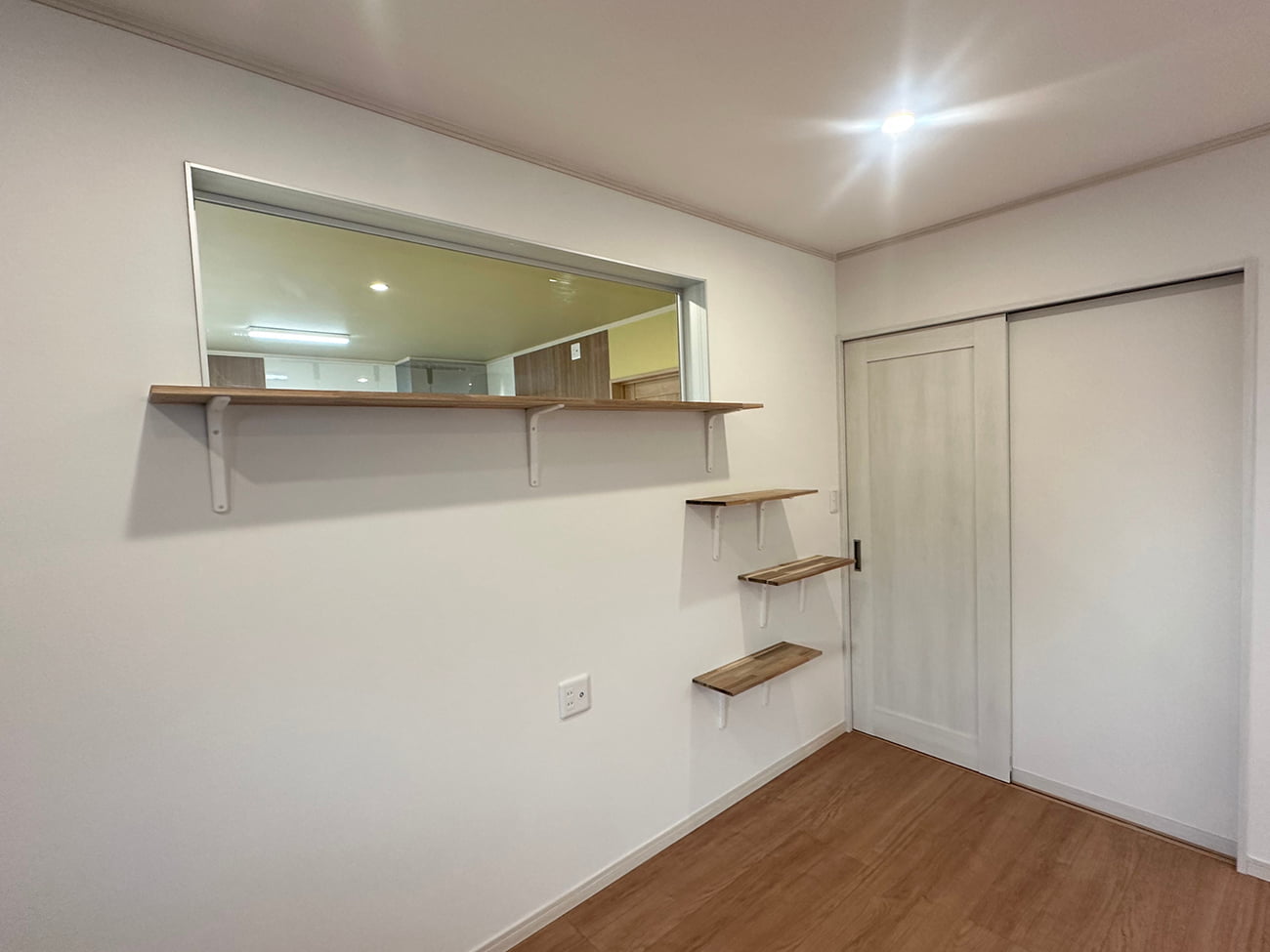 温かみのある店舗スペースと、家族を繋ぐ内窓